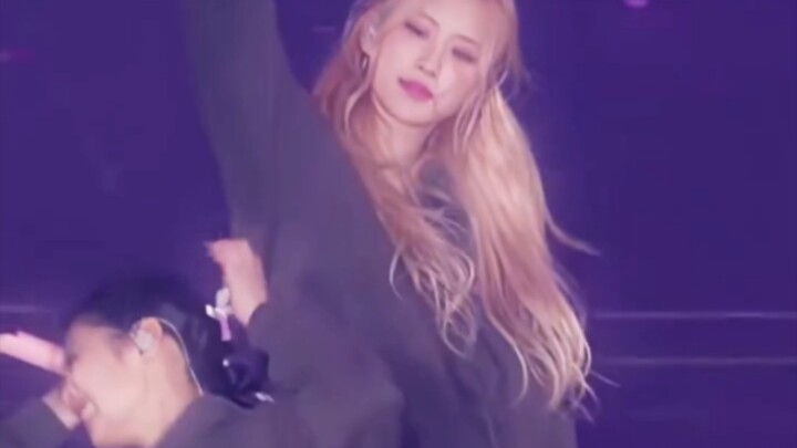 This time, Rourou didn’t tie her shoelaces, and Nini didn’t cry either.