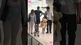Đứa trẻ vui vẻ cả ngày vì lòng tốt của anh ấy.