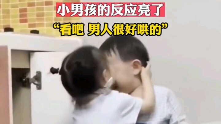 #韩国 女孩打开柜门碰到男孩，男孩的反应亮了，“看吧 ，男人很好哄的”… #人类幼崽有多可爱 #可爱到爆炸