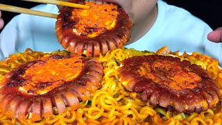 Dengarkan ASMR memakan shin ramyeon dan sosis goreng telur!