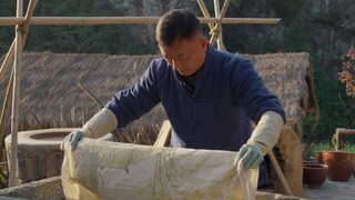 蜡染，是我国古代四大印花技艺之一。用蜡刀蘸熔蜡绘画于布后以蓝靛浸染，沸水去蜡后，布面就呈现出蓝底白花或白底蓝花的多种图案。