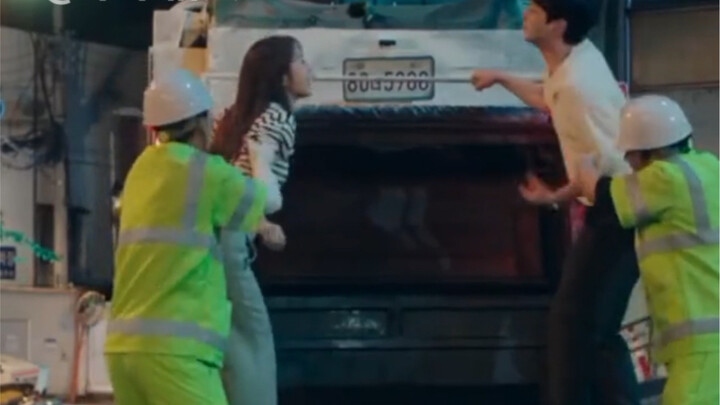 Khoảnh khắc cãi nhau nổ tung của cặp đôi! Xe rác xin tha mạng!!