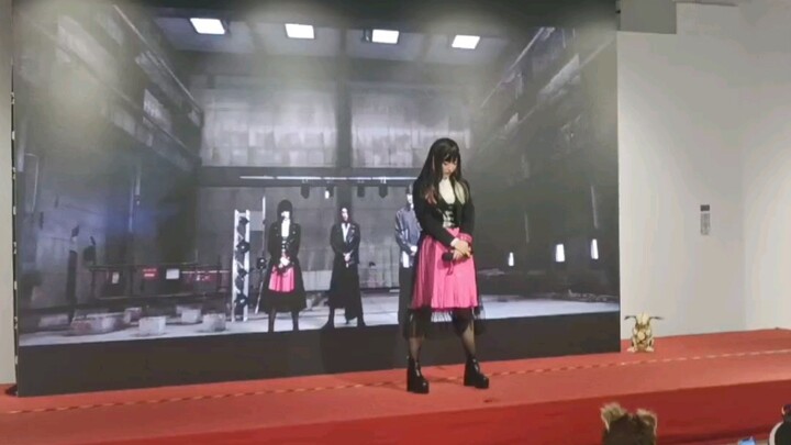 The cosplayer who is the same age as the actor played Beloba and sang and danced Odds n' Ends with a