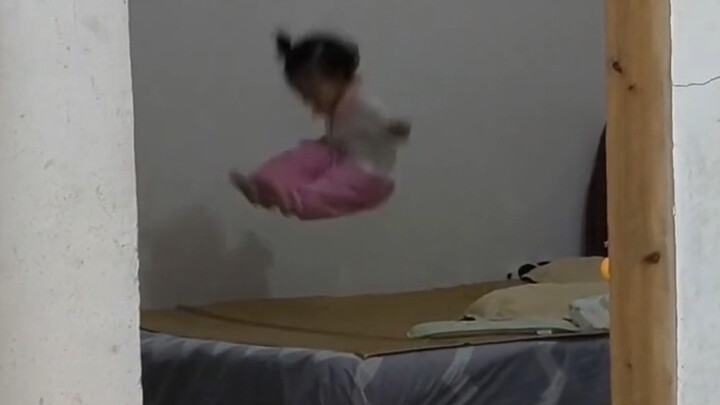 Tempat Tidur: Dia sudah dewasa dan aku juga pensiun! Anak manis tidur nyenyak sampai kasurnya robek