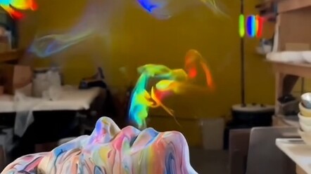 Sinar cahaya yang dibiaskan oleh prisma berubah menjadi warna pelangi, sangat indah.