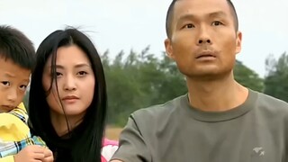 老兵在麦田里割出一个兵字