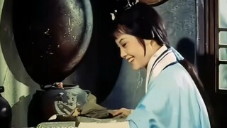 Cô tiên cáo gói hai con cóc vào lá sen, chỉ trong nháy mắt, một món ăn ngon đã sẵn sàng.