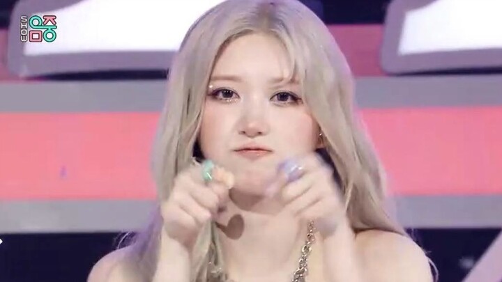 “เพราะสะบัดผมสวยมากจนไม่ได้ใส่เครื่องประดับผมมาสองสัปดาห์แล้ว”