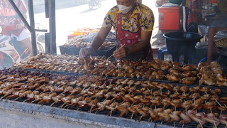 อาหารข้างทางแท้ๆ! Amazing Charcoal Grilled Chicken - อาหารไทยริมทาง