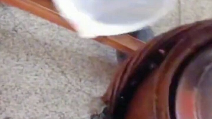 Kakek jual mi instan sapi di tepi jalan—ini benar-benar mi sapi asli! Netizen: Cara jualannya oke ba