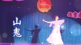The shadows are so beautiful! It is recommended that classical solo dances must use spotlights