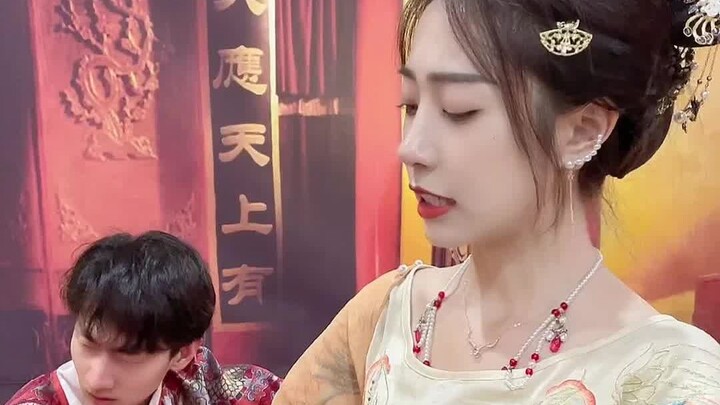 Tôi và cô em cùng môn phái chẳng bao giờ chơi chung được, trừ khi đi nhảy club.