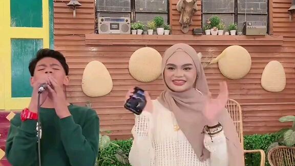 coverlagu pertama kali dengar suara dia ni depan2..menang sedap la..sapa kenal??