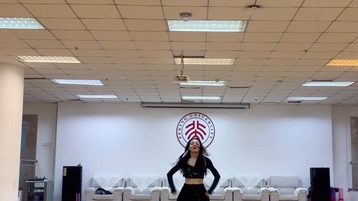 Cover dance "River" milik Yeji Huang Lizhi: Saya belum pernah memakai sepatu dengan sol setebal itu 