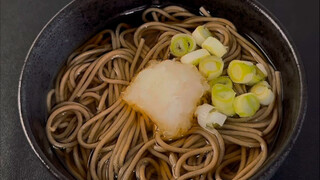 เส้นโซบะถูกดูดเข้าไปโดยพายุของเสาไฟ