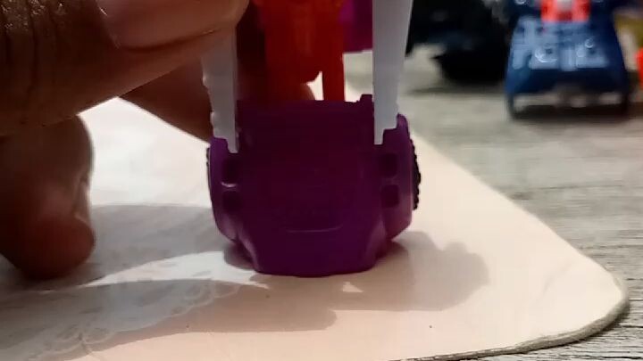 Robot Damon, thành viên thứ tám của nhóm lính ngự lâm.