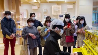 Gojo Satoru was playing the aria on the street, making me laugh like a blind man performing.