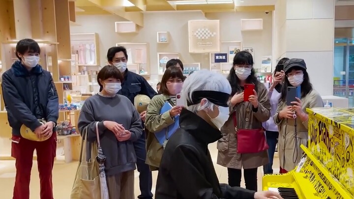 Gojo Satoru sedang memainkan aria di jalan, membuatku tertawa seperti orang buta yang sedang tampil.