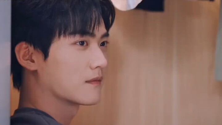 “ทั้งสองคนแอบลุ้นสุดๆ แอบจูบกันในตู้เสื้อผ้าหน้าแม่แบบลับๆ”