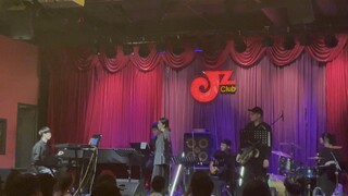 Bagaimana rasanya mendengar jeans baru di bar jazz?