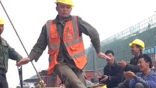Bertukang batu bata adalah hidupku, menari adalah kesukaanku