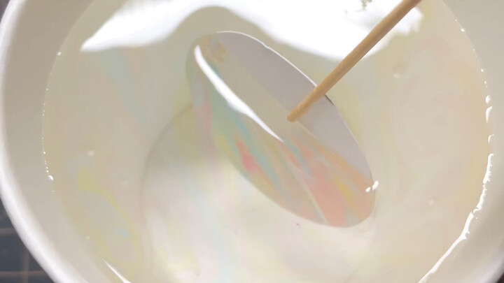 سمعت أن بإمكانك صنع مروحة مطلية باستخدام أقلام الأكريليك، سأجربها لكم نيابةً عن الجميع