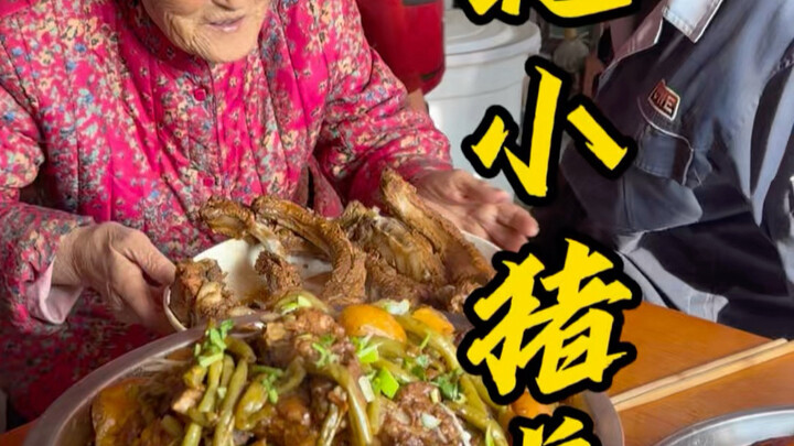 خنزير الشمال الشرقي يغطّي نفسه باللحاف، يا له من مشهد لذيذ!