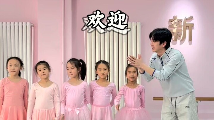 Bé con 4 tuổi đáng yêu dũng cảm bước vào lớp học múa. #Béconđángyêu #CôViệtấmáp #Họcsinhmúa #Giáoviê