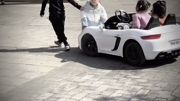 “Secepat apa pun AE86, tetap nggak bisa ngejar Haruki yang duduk di dalam Mercedes-Benz.”