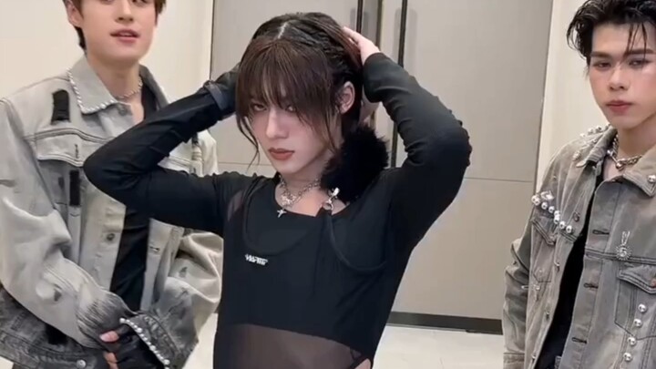 LYKN — ابنتهم الثلاثة رقصوا رقصة "تشا" مع بيرسيس.