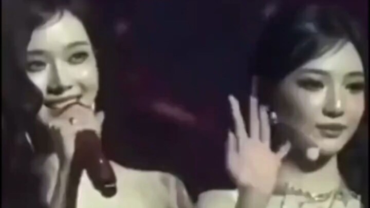 No one’s even acting anymore! That jealousy is terrifying—she’s practically rolling her eyes! Back h
