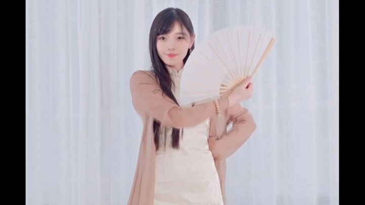 Gadis cantik berbaju cheongsam Qiqi