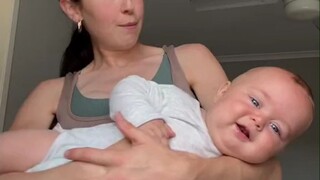 小个子妈妈生了一个“巨婴”，才七个月体型就赶上妈妈的一半了...最后看到孩子他爸出镜，一切就很合理了！