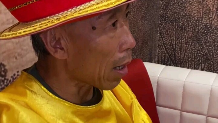 Đưa cụ ông thử thách 100 điều giới trẻ yêu thích – Trò chơi kịch bản hóa trang