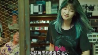 女孩的工作就是接人，她都能准时送达