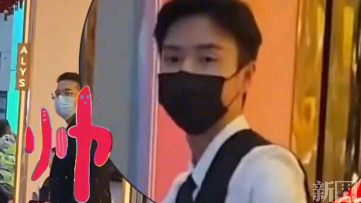 A store is running a promotion, and a handsome staff member is dancing outside the entrance. Netizen