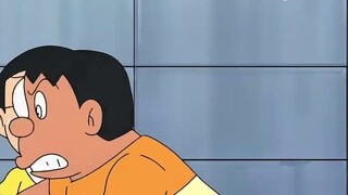 Nobita mengubah dirinya menjadi batu untuk melindungi konsol game~