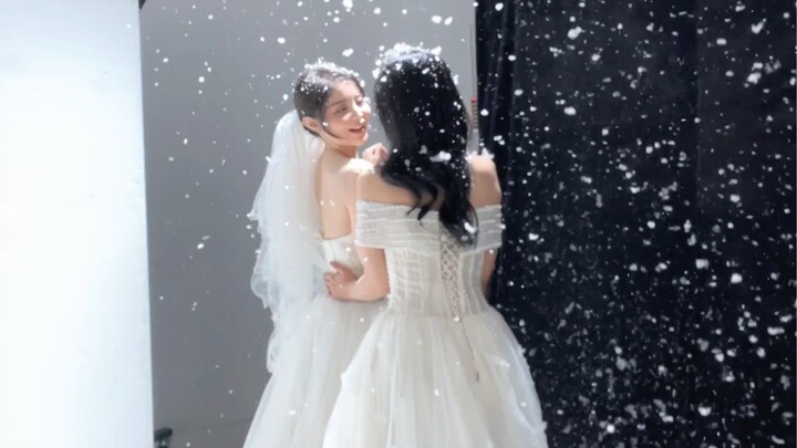 Wearing a white wedding dress—how romantic and aboveboard! No need to shy away from the world.
