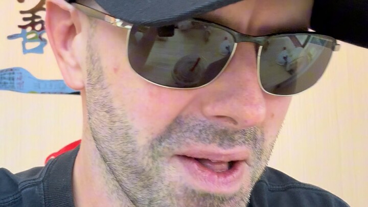 แก้วเครื่องดื่มนี่ใหญ่กว่าหัวลูกสาวฉันอีก บ้าไปแล้วเหรอ? ฉันสังเกตว่าเดี๋ยวนี้ของกินของดื่มในจีนมักจ