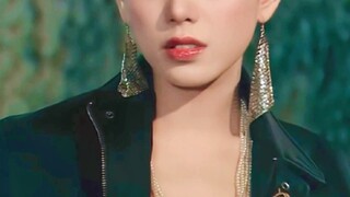 بمجرد ظهورها، سيطرت على جميع الرجال! لكن لأنها كانت جميلة جدًا، لم تصبح البطلة في النهاية!!