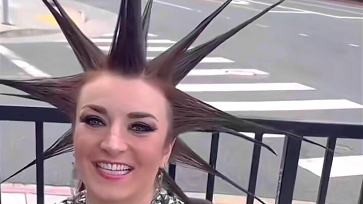 “Semakin aneh pakaian seseorang, semakin terasa mereka murni dan baik hati”