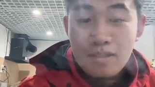 男女都能抱，东北滑雪教练弱弱吐槽太卷了，但是不得不说体验感杠杠的，“只要你来啥要求都满足！”