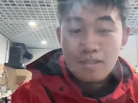 男女都能抱，东北滑雪教练弱弱吐槽太卷了，但是不得不说体验感杠杠的，“只要你来啥要求都满足！”
