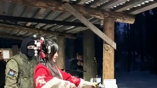 女孩在俄罗斯体验扔手雷，给旁边小哥吓得不轻，“我挣你钱 你要我命啊”