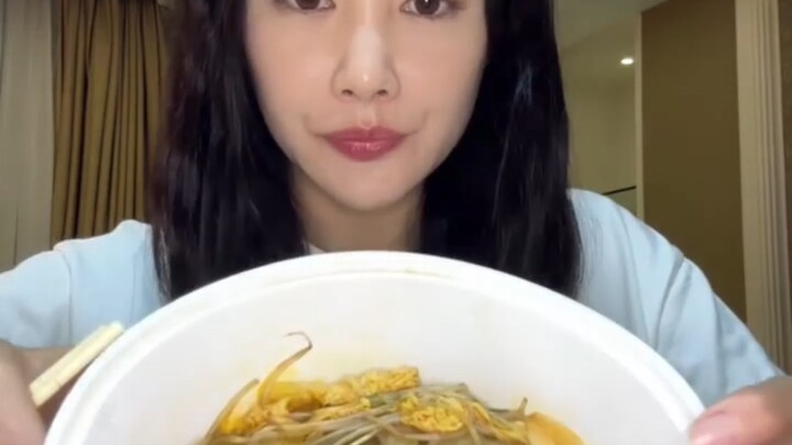 【Li Chun】Menikmati makanan pedas berat, yakni leher bebek ala Cao