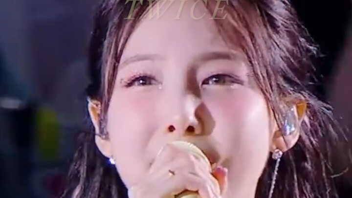 Ở bên bạn là ngày nắng đẹp☀️ Màn biểu diễn trực tiếp mới nhất của nhóm nữ đình đám TWICE với đĩa đơn