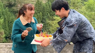 祝老妈生日快乐，你养我长大，我陪你变老