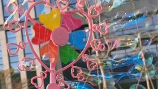 谁还不是坐副驾玩泡泡机的小公主啦~