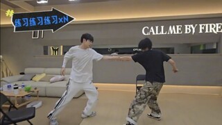 付辛博隐隐作秀 练习室