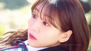 Cô phù thủy cũng có bài kiểm tra giữa kỳ, nếu cô ấy đến muộn, cô ấy vẫn phải trèo qua tường để vào. 